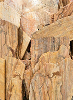 Laja Travertino Rojo de textura porosa natural y matices rojizos para recubrimiento rústico de muros y pisos.