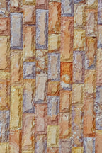 Cintilla Arcoíris de cantera natural decorativa con textura rugosa y tonos tierra, ideal para acabados arquitectónicos.