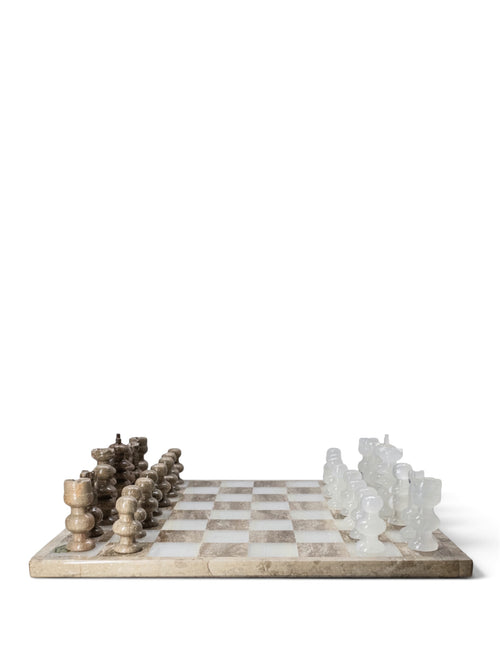 Ajedrez de mármol y ónix blanco natural con tablero de 33 × 33 cm y piezas artesanales en dos tonos
