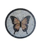 Mosaico circular con mariposa en tonos beige y rosados, alas delineadas en negro, fondo blanco y borde negro.