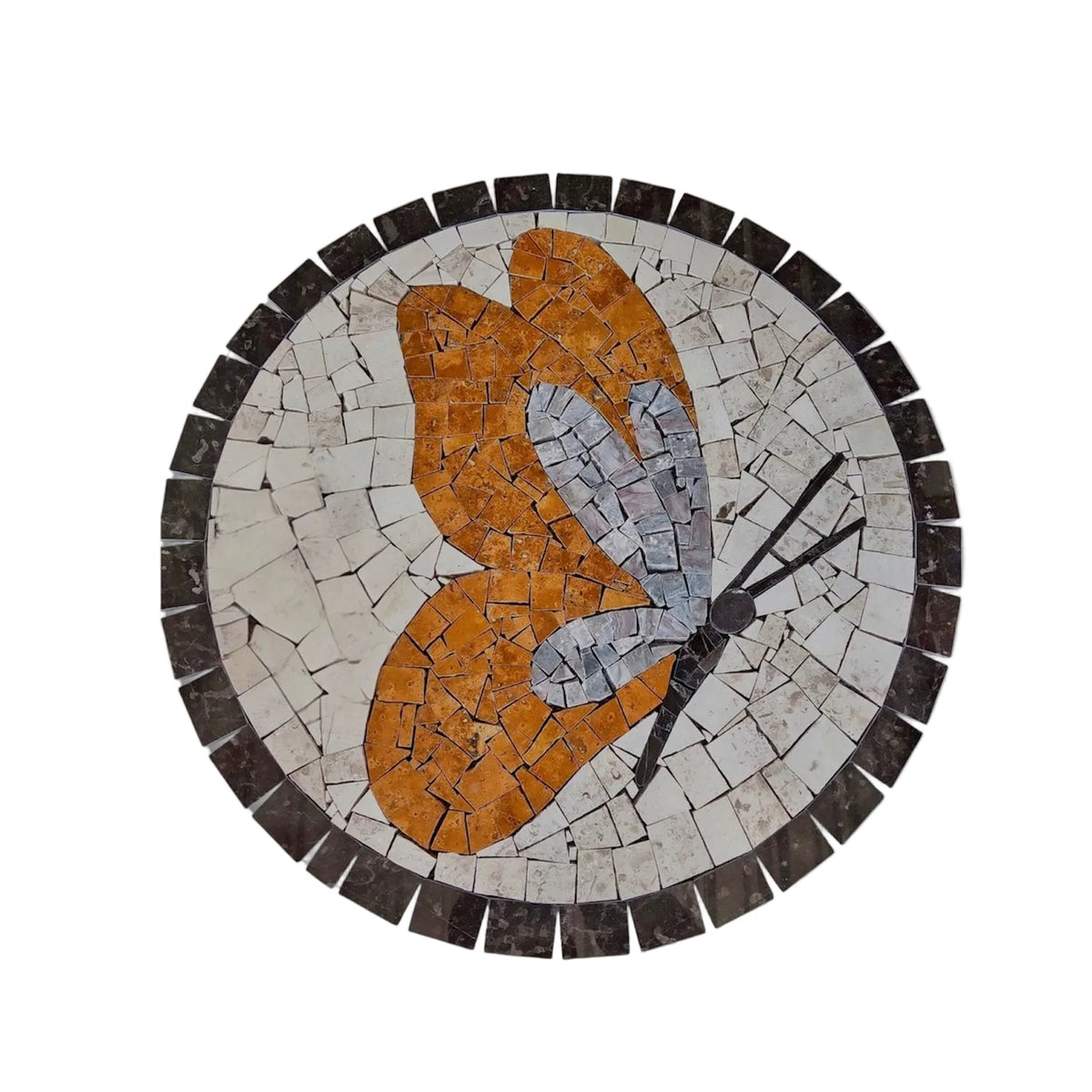 Tapete de mármol artesanal Modelo 21, circular con mariposa de perfil en tonos ocre y gris, fondo blanco y borde oscuro.