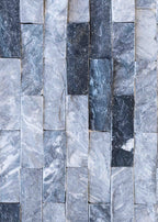Piedrín Sky Blue 5x15 cm, piedra natural decorativa para jardín y muros con textura en tonos azul cielo y gris.
