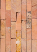 Muro de Piedrín Coral natural con textura de franjas para decoración de jardines y revestimiento exterior.