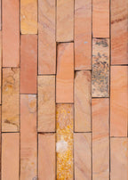 Muro de Piedrín Coral natural con textura de franjas para decoración de jardines y revestimiento exterior.