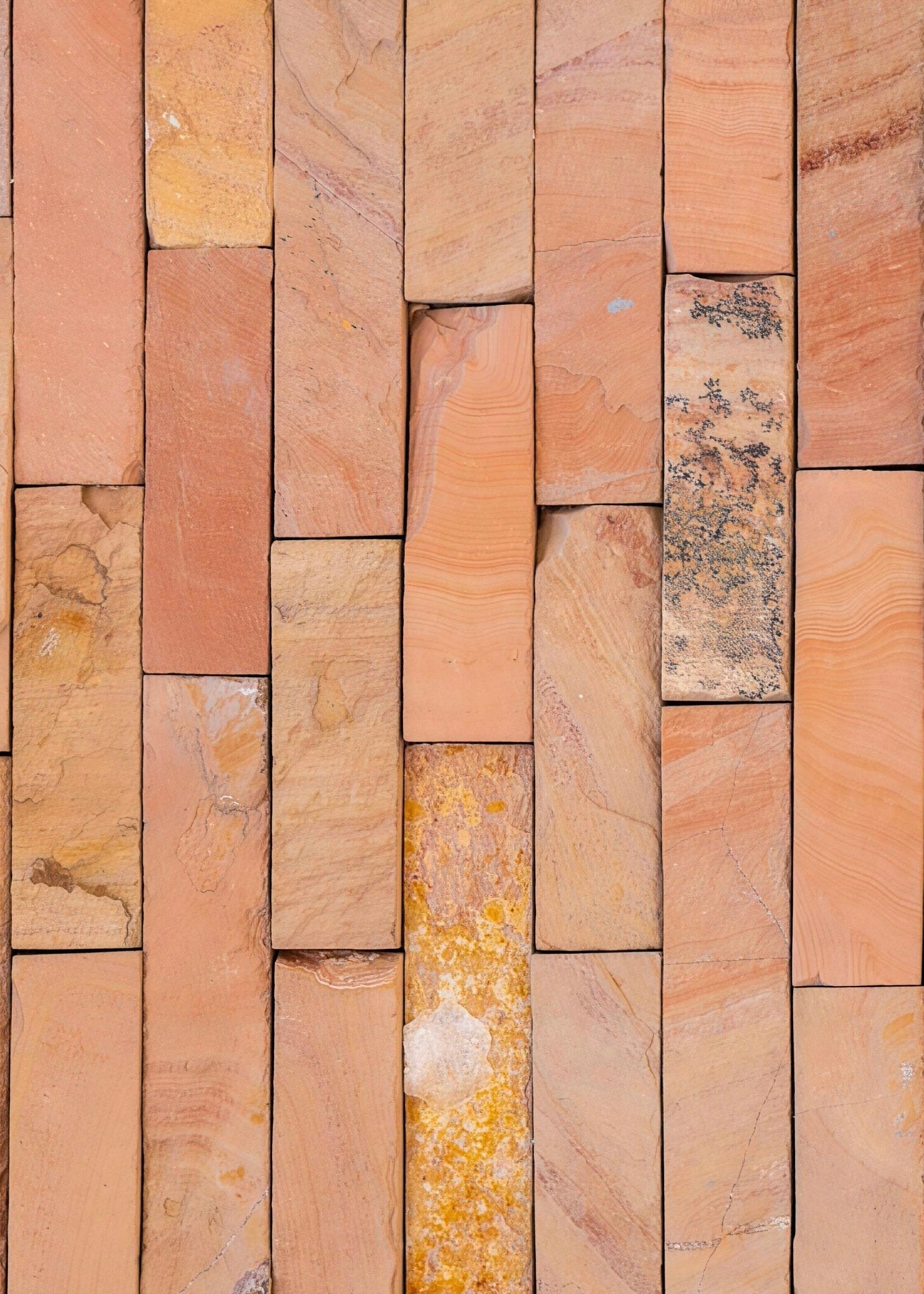 Muro de Piedrín Coral natural con textura de franjas para decoración de jardines y revestimiento exterior.
