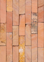 Muro de Piedrín Coral natural con textura de franjas para decoración de jardines y revestimiento exterior.
