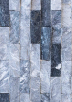 Piedrín Sky Blue 5x15 cm, piedra natural decorativa para jardín y muros con textura en tonos azul cielo y gris.