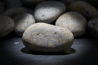 Primer plano de piedra bola gris decorativa para paisajismo con textura natural y forma redondeada.