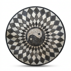 Tapete de mosaico de mármol artesanal Modelo #16, medallón redondo con diseño de yin-yang en blanco y negro rodeado de un patrón espiral de rombos y borde negro