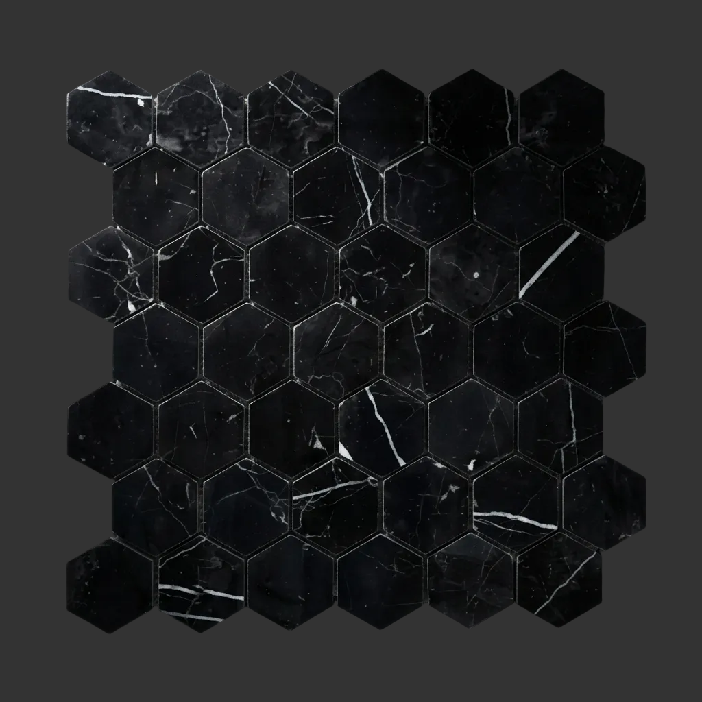 Vista frontal de malla hexagonal de mármol negro sobre fondo negro con iluminación dramática.