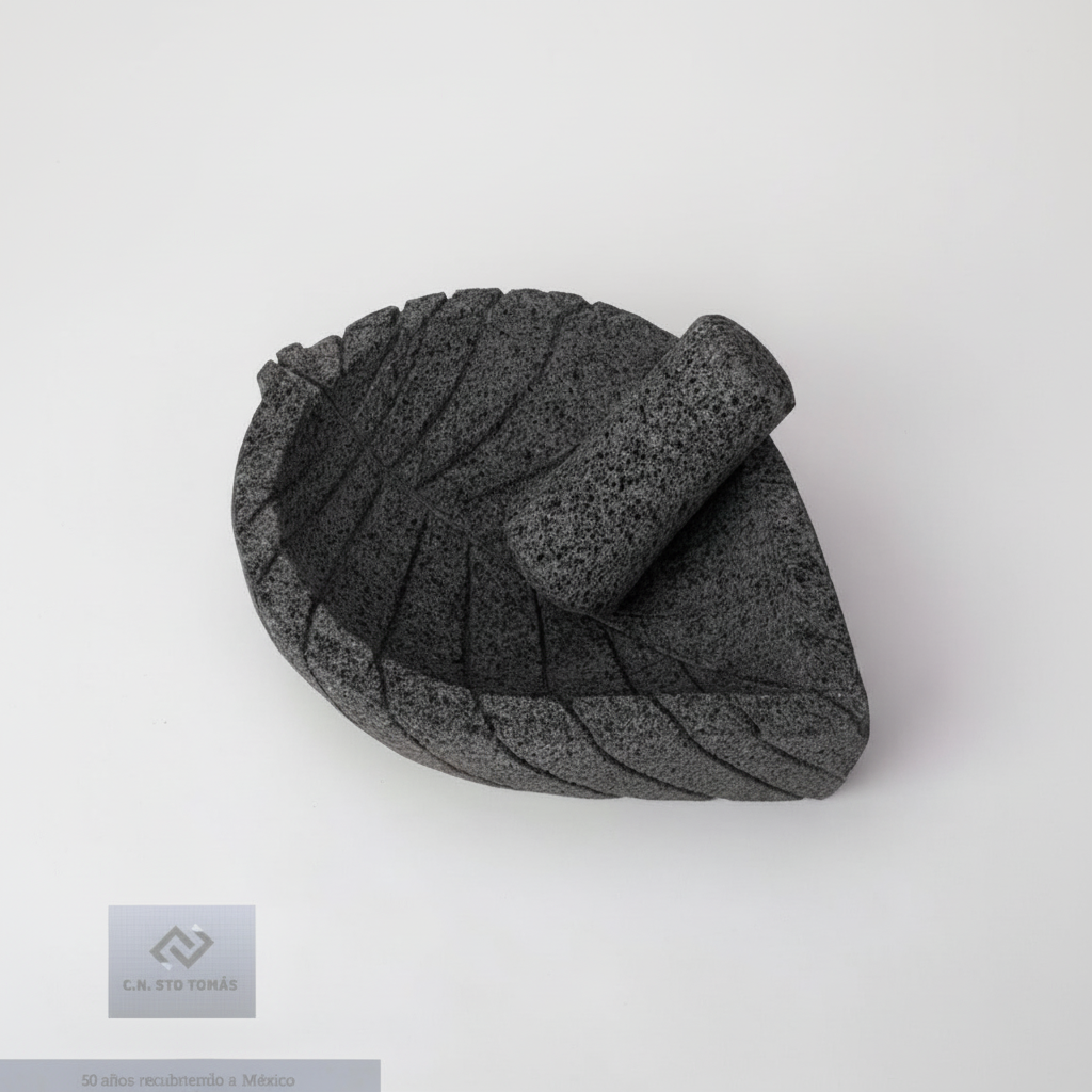 Molcajete de basalto con forma de hoja, vista superior cenital, mostrando el interior del cuenco y el patrón de vetas talladas artesanalmente