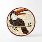 Tapete de mosaico de mármol artesanal Modelo #17, medallón redondo con diseño de tucán en tonos café, blanco y crema con pico naranja sobre fondo crema y borde terracota