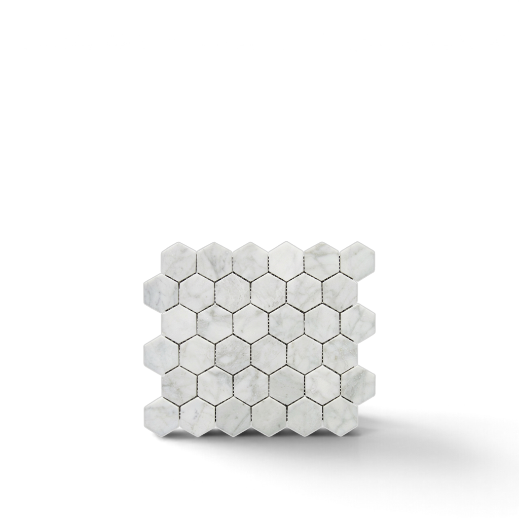 Malla hexagonal de mármol blanco con vetas grises suaves sobre fondo blanco.