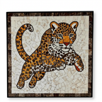 Tapete de mosaico de mármol artesanal Modelo #18, pieza cuadrada con diseño de jaguar en salto en tonos café, naranja y blanco sobre fondo crema con borde café oscuro