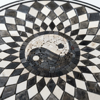 Detalle macro del mosaico del Tapete Modelo #16 con el yin-yang y las teselas de rombos en blanco y negro
