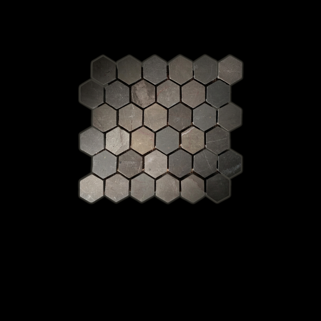 Malla hexagonal de mármol gris sobre fondo negro con iluminación dirigida.