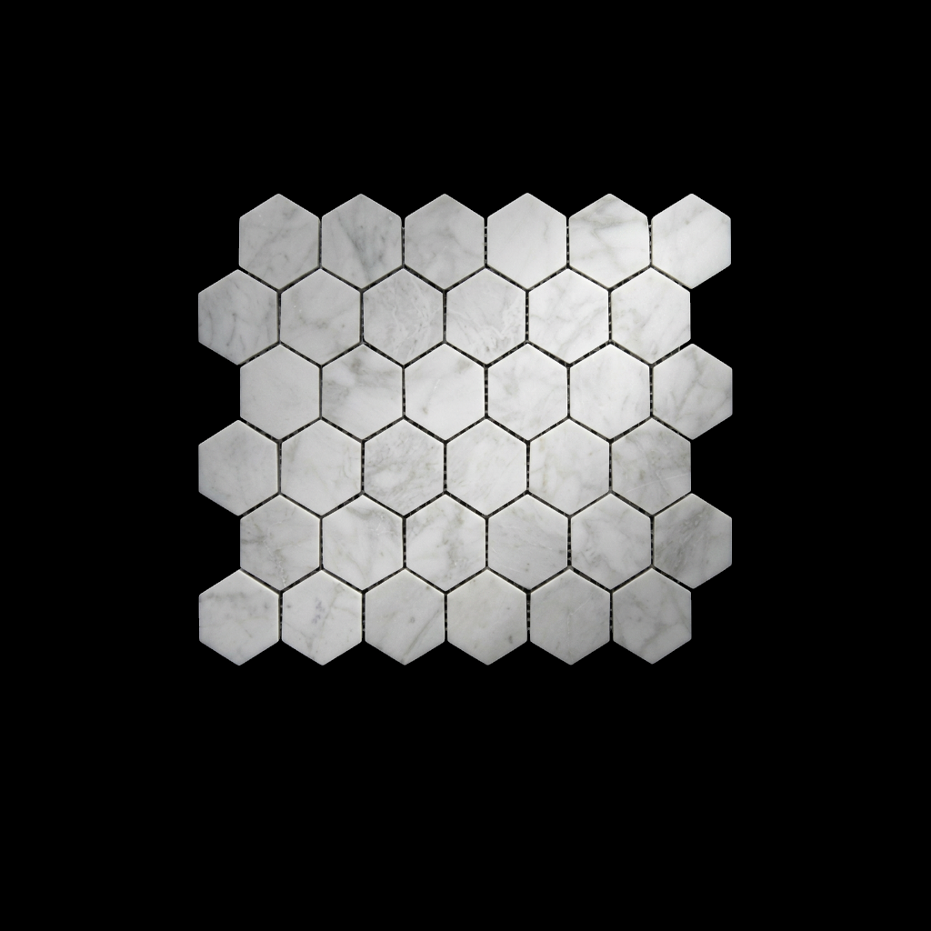 Malla hexagonal de mármol blanco en vista frontal sobre fondo negro.
