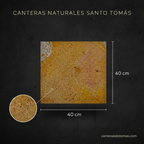 Cantera Amarilla Pinta de 40x40 cm para fachada, con textura natural de piedra y medidas sobre fondo oscuro.