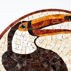 Detalle macro del mosaico del Tapete Modelo #17 con la cabeza del tucán y su pico naranja