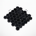 Vista isométrica ilustrativa de malla hexagonal de mármol negro con cotas de 30 por 30 cm.