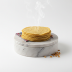 Tortillero de mármol con tortillas calientes mostrando funcionalidad y uso en mesa