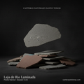 Piedra laja de río laminada en tonos gris y café para revestimiento de muros con acabado rústico natural.