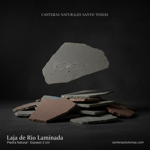 Piedra laja de río laminada en tonos gris y café para revestimiento de muros con acabado rústico natural.