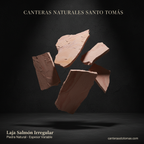 Piedra laja salmón natural de corte irregular para revestimiento de fachadas y muros sobre fondo oscuro.