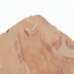 Primer plano de piedra laja salmón irregular con textura rústica natural para revestimiento de fachadas y muros.