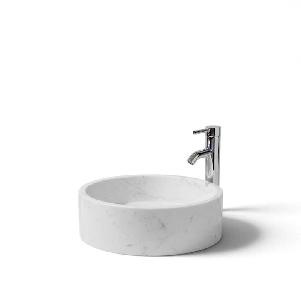 Lavabo ovalín redondo artesanal de mármol Blanco Bego natural de 40 cm con grifo cromado sobre encimera.