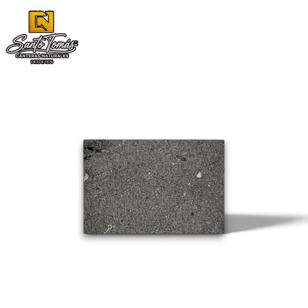 Piedra volcánica Recinto Negro de 60x40 cm para revestimiento de fachadas con detalle de textura porosa natural.